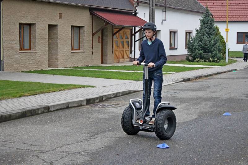 Před huštěnovickým muzeem se v sobotu odpoledne uskutečnil šestý ročník Moštování ovoce.