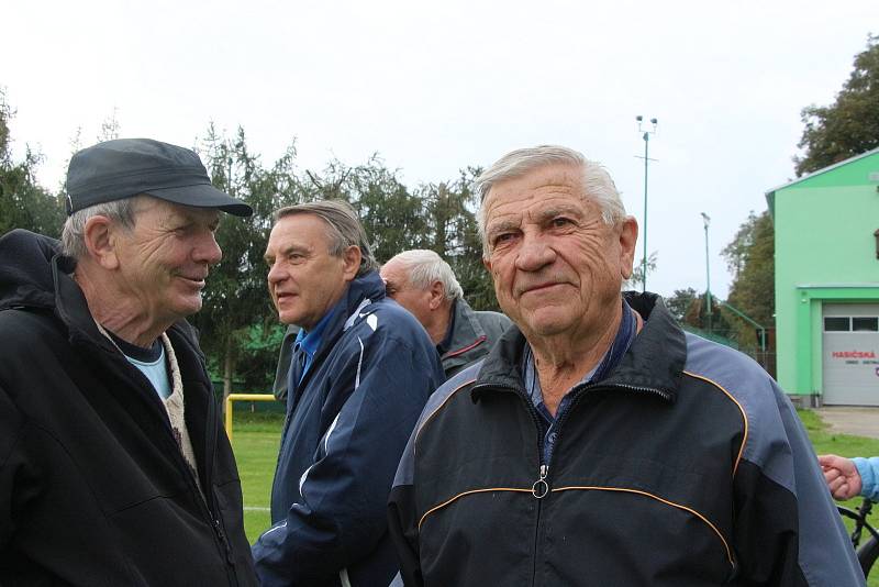 Fotbalisté Ostrožské Lhoty (žluté dresy) v 8. kole okresního přeboru Uherskohradišťska přehráli Havřice 3:0.