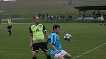 Fotbalisté Polešovic (světle modré dresy) v 10. kole krajské I. B třídy skupiny C zdolali doma na hody Lhotu 3:1.