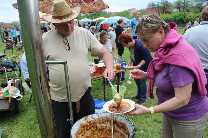 Už druhý ročník Gulášfestu se konal ve venkovním areálu Šumic poblíž místní cyklostezky