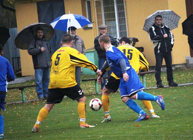  Jalubí (v tmavém) oplatili v předehrávaném 14. kole okresního přeboru rivalovi ze Sušic porážku z úvodu sezony. Zvítězili stejným poměrem, tedy 1:0. 