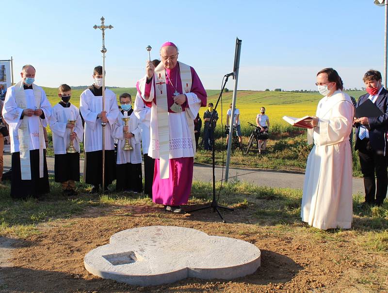 Olomoucký arcibiskup Jan Graubner žehná místu budoucího památníku.