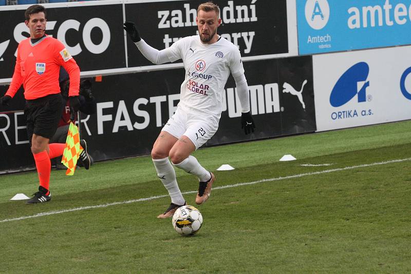Fotbalisté Slovácka (bílé dresy) vstoupili do jarní části sezony sobotním domácím zápasem s Českými Budějovicemi.