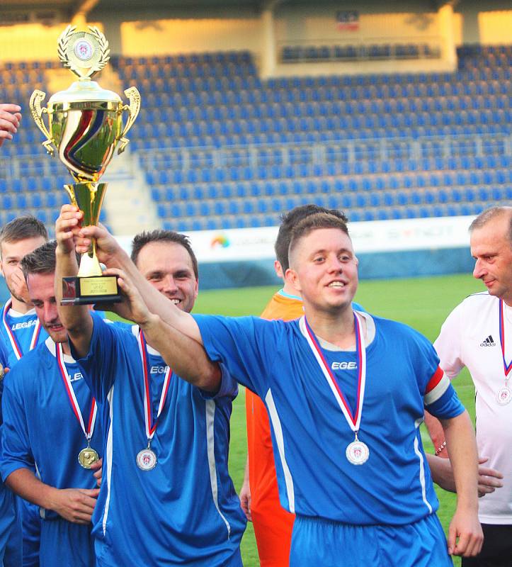 Fotbalisté Uherského Ostrohu (v modrých dresech) po okresním přeboru vyhráli i pohár, když ve finále zdolali Jankovice 1:0.