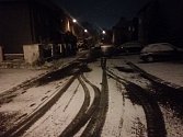 První sněhový poprašek začal zasypávat Uherské Hradiště  v neděli 18. listopadu navečer. Na snímku vozovka v tamní ulici Na Baště.