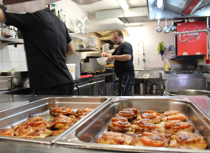 Restaurace U Bláznivé slepice v Uherském Hradišti. Příprava meníčka v kuchyni.