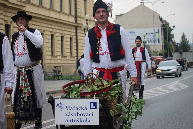 Slavnostní průvod počítal s více než třemi tisíci krojovanými. Ty neodradila ani nepříznivá předpověď počasí.