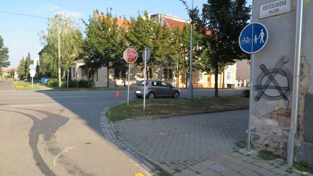 Na této křižovatce na ulici Rostislavova se ve čtvrtek 2. srpna střetl cyklista z řidičkou fiatu. Policie hledá svědky pro objasnění nehody.