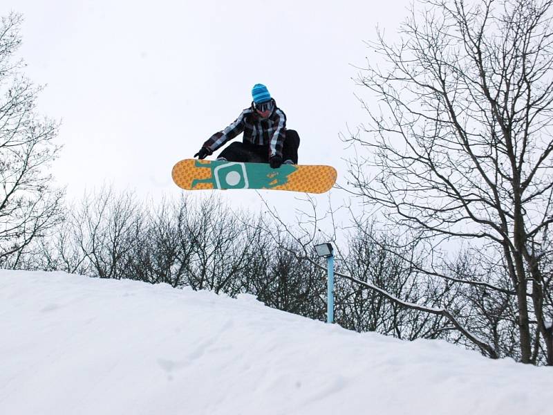 Příznici tohoto adrenalinového sportu mohou vidět v akci snowboardisty.