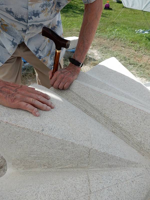 Miroslav Zikmund v roce 2016 u dokončovacích prací na svém náhrobním kameni u kamenosochaře Petra Nováka.