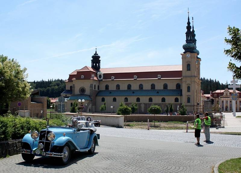 VETERÁNI. Nablýskanými historickými vozidly se v sobotu mohli kochat občané Velehradu i jeho návštěvníci.