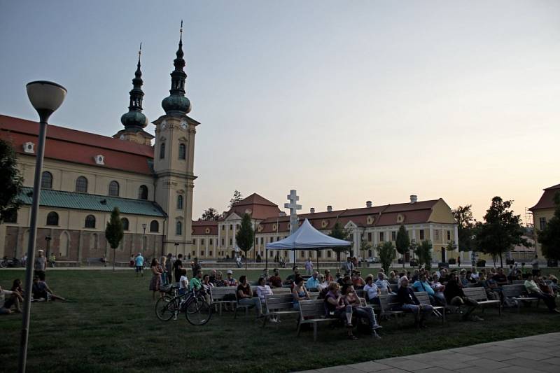  XI. ročník hudebního festivalu Šroubek se uskutečnil u ohradní zdi s nikami a osmi světci.