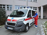 Dvě nová sanitní vozidla rozšířila vozový park Uherskohradišťské nemocnice na celkových 24 vozů. 
