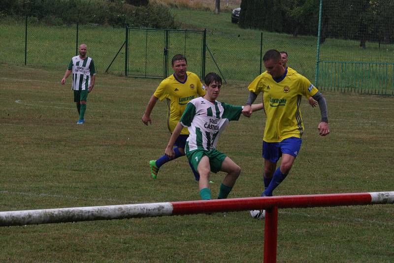 Fotbalisté Částkova (zelenobílé dresy) v rámci oslav výročí 80. let vyzvali starou gardu ligového Zlína.