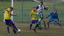 Fotbalisté Částkova (zelenobílé dresy) v rámci oslav výročí 80. let vyzvali starou gardu ligového Zlína.