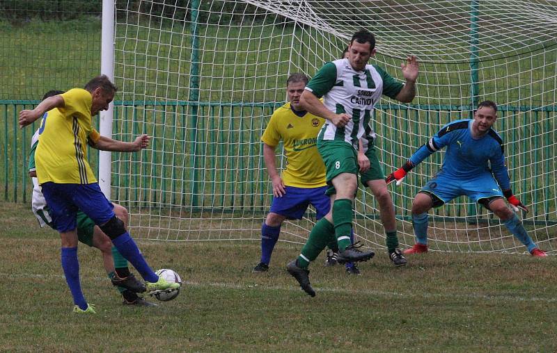 Fotbalisté Částkova (zelenobílé dresy) v rámci oslav výročí 80. let vyzvali starou gardu ligového Zlína.