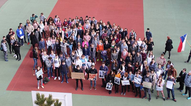 Studenti středních a vysokých škol v poledne vyšli před budovy škol, aby v rámci výzvy Vyjdi ven upozornili na (ne)dodržování ústavních zvyklostí a vyjádřili nesouhlas s přístupem nejvyšších politických činitelů k ústavě.