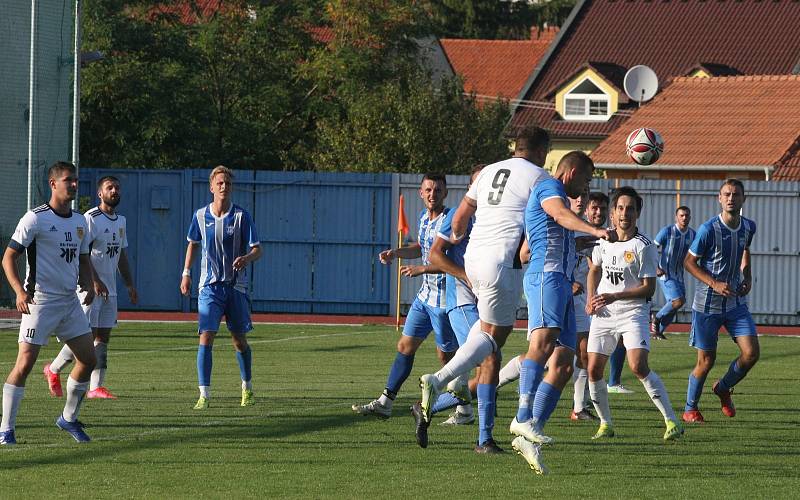 Fotbalisté Hluku (modrobílé dresy) doma ztratili vedení 2:0, s Bojkovicemi hráli nerozhodně.