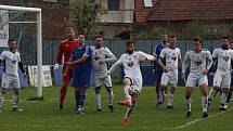 Fotbalisté Kunovic (modré dresy) i přes snaživý výkon doma podlehli Bojkovicím 1:2.