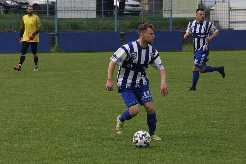 Fotbalisté Kunovic (bílé dresy) ve 21. kola krajské I. A třídy skupiny B podlehli Nedachlebicím 3:5.