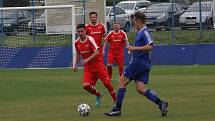 Fotbalisté Kunovic (modré dresy) ve 3. kole krajské I. A třídy skupiny B podlehli Újezdci 1:4.