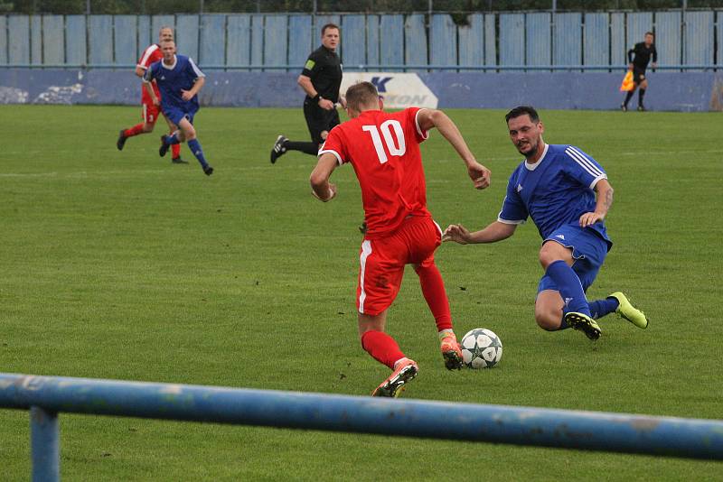 Fotbalisté Kunovic (v modrých dresech)  v 5. kole I. A třídy skupiny odlehli favorizovaným Osvětimanům 2:4.