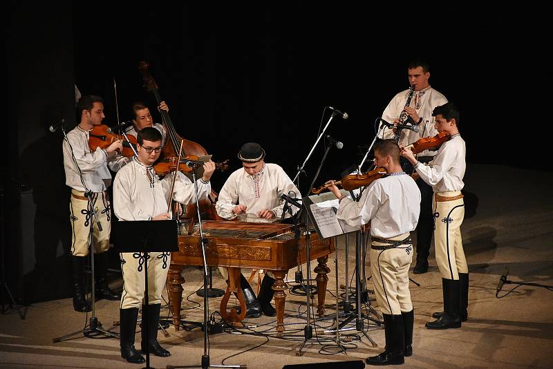 Už pošestnácté se v brodském Domě kultury konal v sobotu 17. listopadu pořad Legendy moravského folkloru. Na pódiu stanuly muzikantské rody Bruštíků, Málků, Škubalů a Petrů. Hostem večera byl rod Dudíků ze Slovenska.