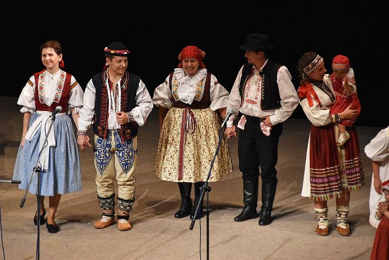 Už pošestnácté se v brodském Domě kultury konal v sobotu 17. listopadu pořad Legendy moravského folkloru. Na pódiu stanuly muzikantské rody Bruštíků, Málků, Škubalů a Petrů. Hostem večera byl rod Dudíků ze Slovenska.