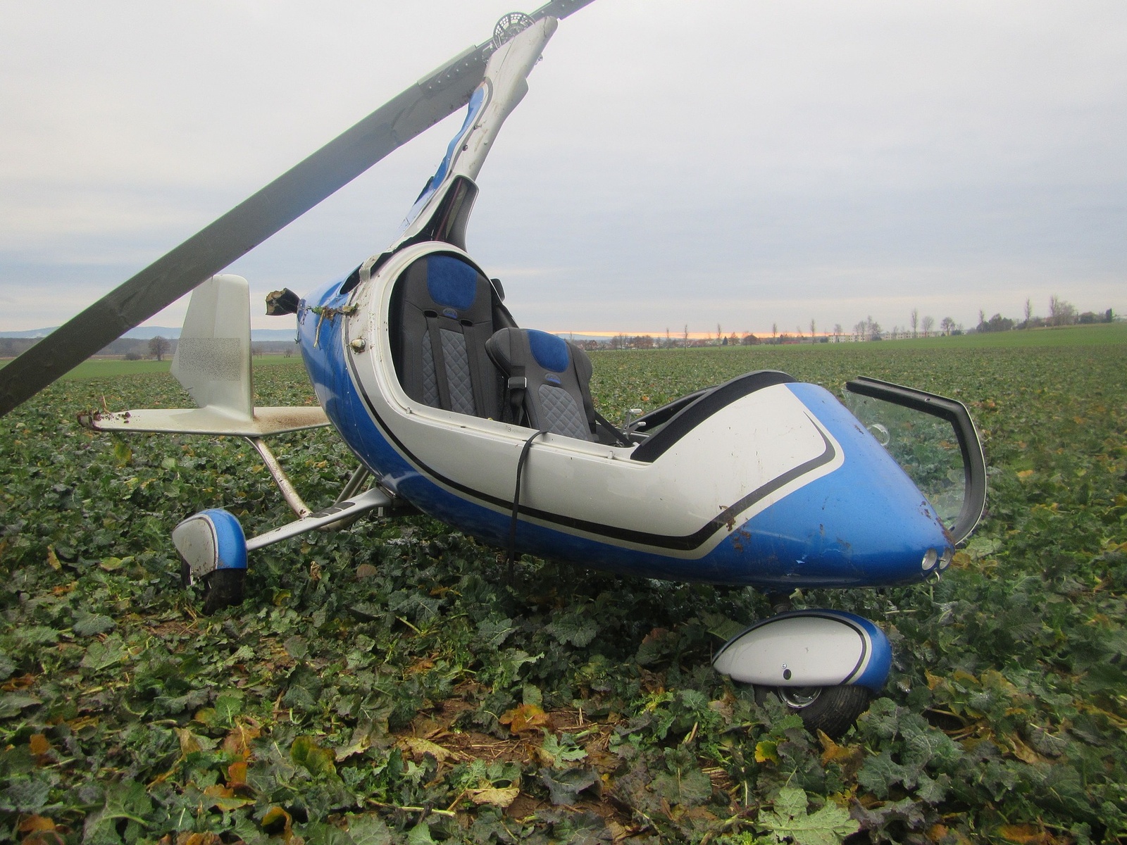 Při havárii letounu nedaleko Polešovic se zranili pilot i pasažér -  Slovácký deník