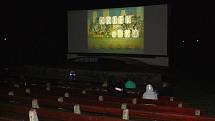 V areálu letního kina promítal 31. prosince Kulturní klub Hulín pásmo animovaných pohádek. Na krátké filmy se přišly podívat hlavně rodiny s dětmi.