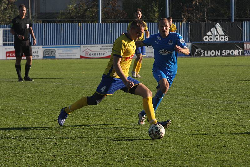 Sobotní utkání na Širůchu, kde se utkali fotbalisté domácího Starého Města (žluté dresy) s Ořechovem, skončil remízou 2:2.