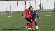 Fotbalisté Slovácka B (modré dresy) v přípravném zápase porazili divizní Hodonín 2:0. Oba góly vstřelil Pavel Juroška.