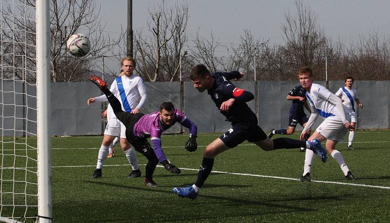 Fotbalisté Slovácka B (modré dresy) ve 20. kole MSFL přehrály Frýdek-Místek 5:1.