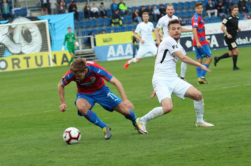 Fotbalisté Slovácka (v bílých dresech) proti Plzni