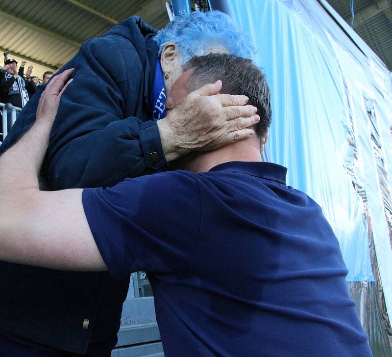 Trenér fotbalistů Slovácka Martin Svědík daroval věrné fanynce Růženě  Paškové kšiltovku.