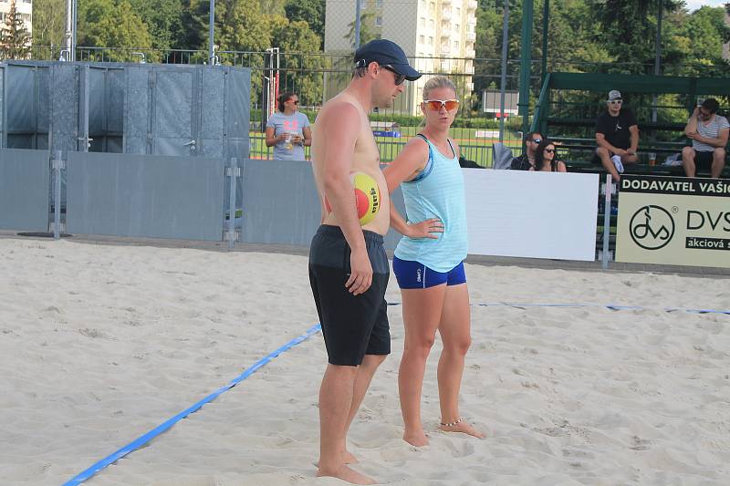 Sedmý ročník benefičního turnaje smíšených dvojic Afrika Beach Open v Uherském Hradišti.