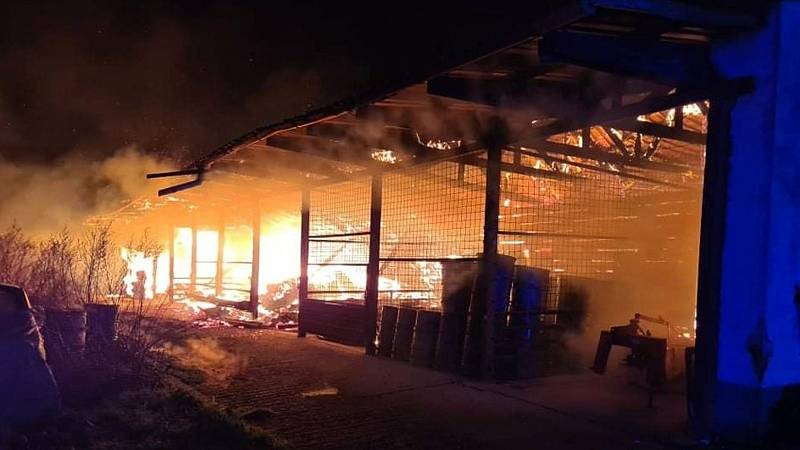 Požár skladu v Záhorovicích na Uherskohradišťsku 1. ledna 2021