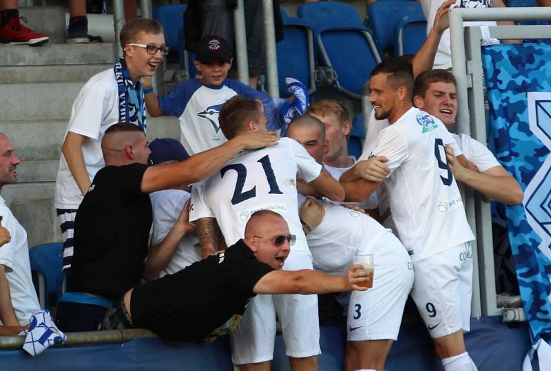 Hráči Slovácka se radují s fakoušky z gólu na 1:0.