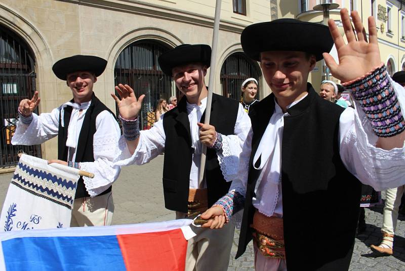 Krojovaný průvod v ulicích Uherského Hradiště tradičně patří k zahájení Kunovského léta. 