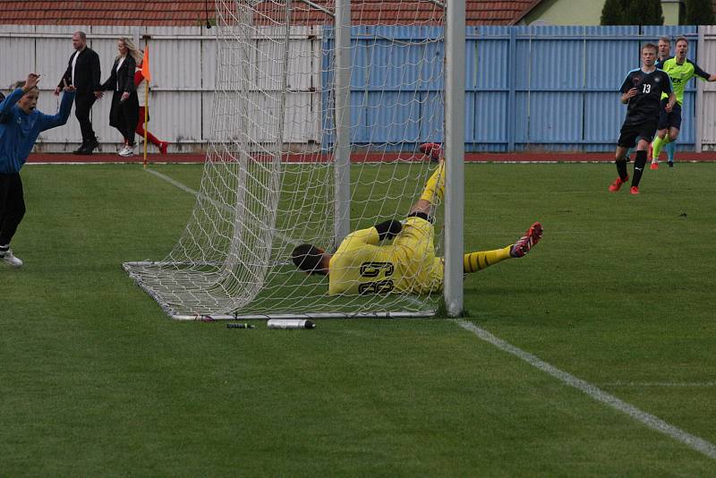 Fotbalisté Hluku (fosforové dresy) ve šlágru 21. kola krajské I. A třídy skupiny B remizovali s Osvětimany 3:3.