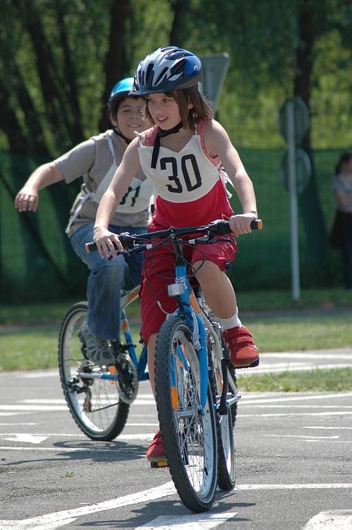 Své dovednosti museli mladí cyklisté předvést také přímo v praxi.