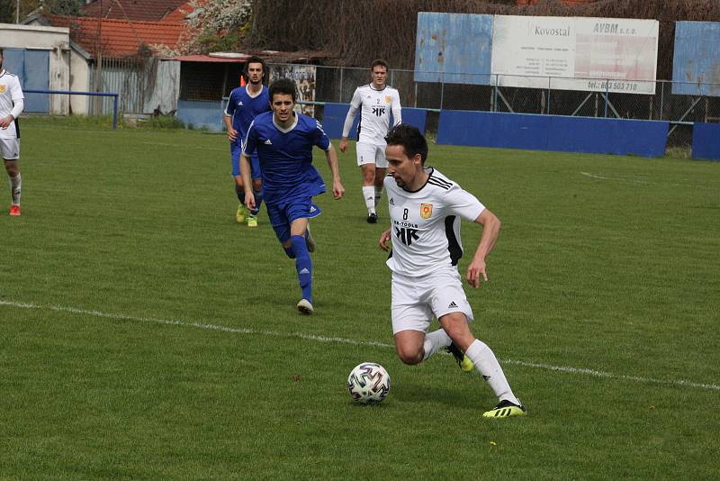 Fotbalisté Kunovic (modré dresy) i přes snaživý výkon doma podlehli Bojkovicím 1:2.