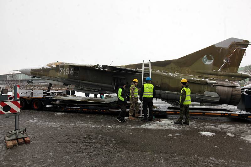 Nadzvuková stíhačka MiG-23MF z pražských Malešic se vykládá v  leteckém Muzeu v Kunovicích.