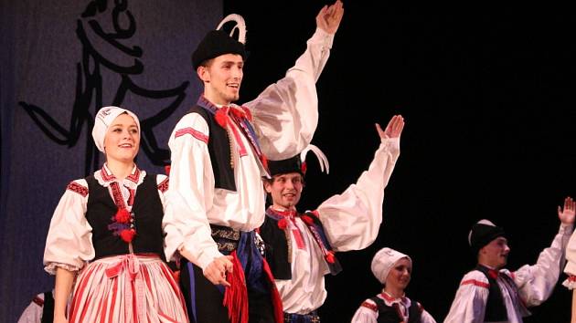 Tanečníci a muzikanti Kunovjanu oslavou výročí zaplnili sál uherskohradišťského Klubu kultury.