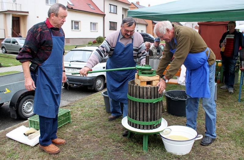 Před huštěnovickým muzeem se v sobotu odpoledne uskutečnil šestý ročník Moštování ovoce.