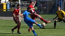 Fotbalisté Ořechova (modré dresy) ve 23. kole I. B třídy skupiny C doma rozstříleli poslední Uherský Ostroh 8:0.