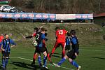 Fotbalisté vedoucích Osvětiman (červené dresy) v 18. kole krajské I. A třídy skupiny B porazili Šumice 2:0.