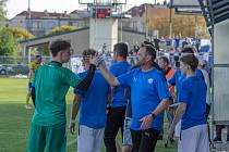 Trenér fotbalistů Kunovic Jiří Vojtěšek slaví výhru nad Starým Městem. 