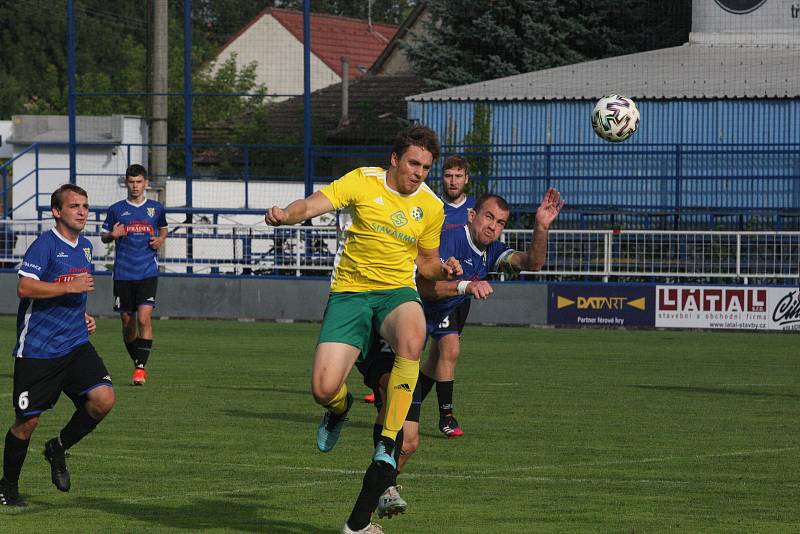 Fotbalisté Starého Města (modré dresy) ve čtvrtfinále Poháru Zlínského KFS zdolali Boršice na pokutové kopy. Dramatický duel sledovalo 550 diváků.