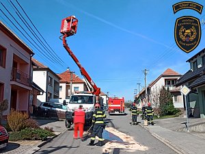 Hasiči zachraňovali osobu uvízlou v koši automobilové plošiny v Šumicích